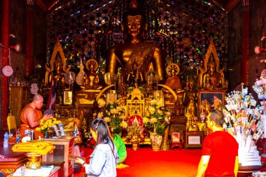 Güney Asya 'da Chiang Mai Amphoe Mueang Chiang Mai Tayland' da inşa edilen Doi Suthep tapınağının altın sarısı Wat Phra heykelinin heykeli..