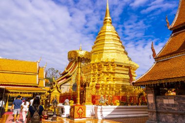 Güney Asya 'da Chiang Mai Amphoe Mueang Chiang Mai Tayland' da inşa edilen Doi Suthep tapınağı altın sarısı pagoda Wat Phra.