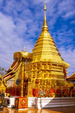 Güney Asya 'da Chiang Mai Amphoe Mueang Chiang Mai Tayland' da inşa edilen Doi Suthep tapınağı altın sarısı pagoda Wat Phra.