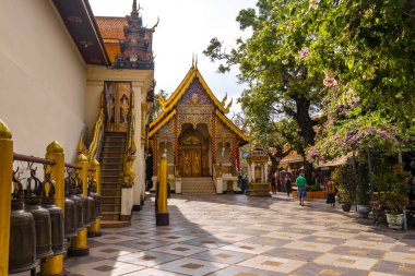 Güney Asya 'da, Chiang Mai Amphoe Mueang Chiang Mai Tayland' daki Doi Suthep tapınağının altın sarısı Wat Phra 'daki ev odası..