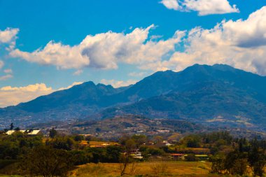 Rio Segundo Alajuela Kosta Rika 'daki uçak pisti ve şehir dağları manzaralı..
