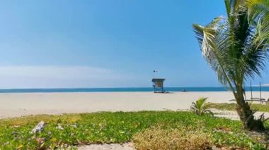 Zicatela Puerto Escondido Oaxaca Meksika 'da Meksika bayrağı taşıyan sahil gözetleme kulesi..