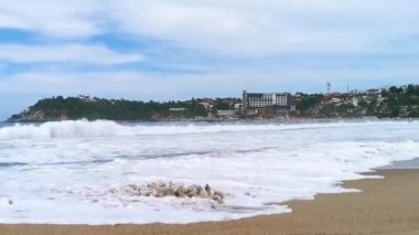 Zicatela Puerto Escondido Oaxaca Meksika 'daki tropikal sahilde oldukça yüksek ve güçlü sörfçü dalgaları var..