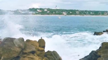 İnanılmaz kayalıklar, kayalar, dağlar, büyük sörfçü dalgaları ve Puerto Escondido Oaxaca 'daki sahilin doğal sahili manzarası..