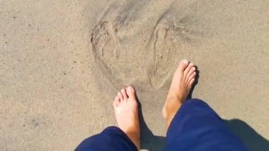 Zicatela Puerto Escondido Oaxaca 'da kumsalda çıplak ayakla yürümek.