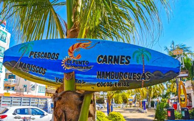 Zicatela Puerto Escondido Oaxaca Meksika sörf tahtasında reklam tabelası.