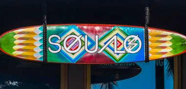 Zicatela Puerto Escondido Oaxaca Meksika sörf tahtasında reklam tabelası.