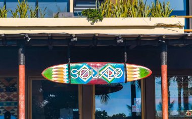 Zicatela Puerto Escondido Oaxaca Meksika sörf tahtasında reklam tabelası.