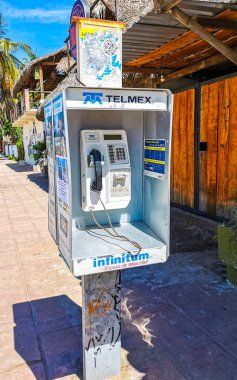 Zicatela Puerto Escondido Oaxaca Meksika 'da eski bir telefon kulübesi..