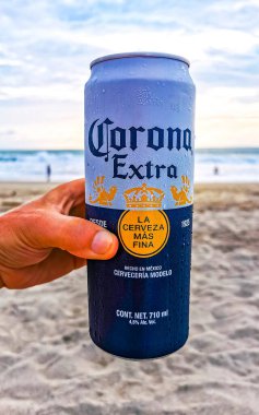 Zicatela Puerto Escondido Oaxaca 'da gün batımında plajda Modelo bira kutusu.