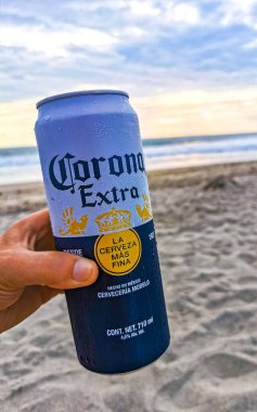 Zicatela Puerto Escondido Oaxaca 'da gün batımında plajda Modelo bira kutusu.