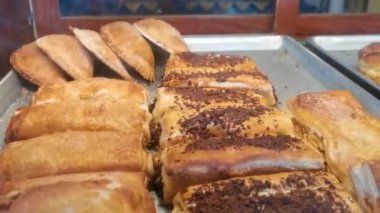 Zicatela Puerto Escondido Oaxaca Meksika 'daki vitrinde ekmek rulo baget kekleri ve diğer pastalar.