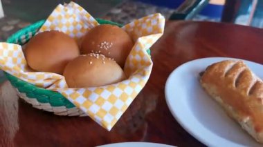 Meksika omleti ve siyah fasulye patatesli omlet ve beyaz tabakta nachos. Beyaz kahve ve ekmek ruloları Zicatela Puerto Escondido Oaxaca Meksika 'da..