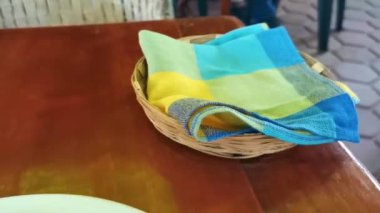 Meksika omleti ve siyah fasulye patatesli omlet ve beyaz tabakta nachos beyaz kahve ve Meksika 'nın Zicatela Puerto Escondido Oaxaca kentindeki El Cafecito' da tortilla.