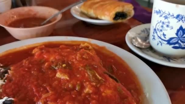 Mexická Omeleta Míchaná Vejce Černými Fazolemi Brambory Nachos Bílém Talíři — Stock video