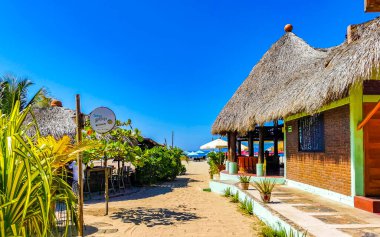 Restoran restoranlarının barları otellerde palmiye ağaçları ve Zicatela Puerto Escondido Oaxaca 'daki sahilde gezinti yerleri satıyor..
