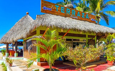 Restoran restoranlarının barları otellerde palmiye ağaçları ve Zicatela Puerto Escondido Oaxaca 'daki sahilde gezinti yerleri satıyor..
