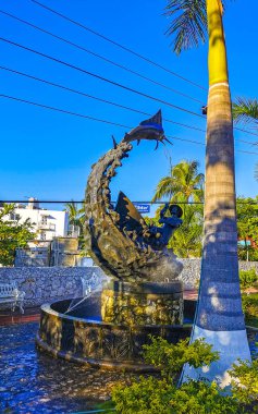 Zicatela Puerto Escondido Oaxaca Meksika 'da balık kılıçbalığı çeşmesiyle heykel balıkçısı.