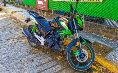 Motosikletler Zicatela Puerto Escondido Oaxaca Meksika 'da.