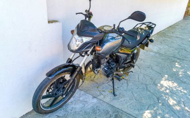 Motosikletler Zicatela Puerto Escondido Oaxaca Meksika 'da.