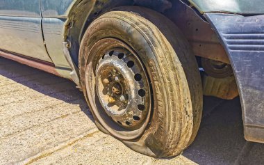 Zicatela Puerto Escondido Oaxaca Meksika 'da arabanın lastiği patlak..