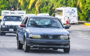 Zicatela Puerto Escondido Oaxaca Mexico 'daki şehir merkezinde koyu mavi araba nakliyesi..