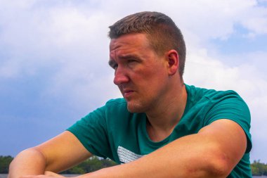 Bentota Sahili Galle Bölgesi Güney Sri Lanka Bölgesi Bentota Ganga Nehri Gölü 'ndeki mangrov ormanlarında tekne safarisi yapan genç bir erkek turist..