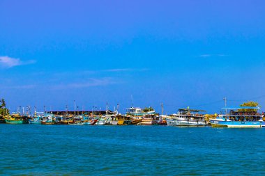 Mirissa Beach Southern Eyaleti Sri Lanka 19. Mart 2018 Mirissa Balıkçılık Limanı. Tekne gemileri katamarandan mavi balina turuna kadar Mirissa Sahili Matara Bölgesi Güney Sri Lanka Bölgesi 'nde..