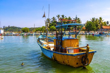 Mirissa Beach Southern Eyaleti Sri Lanka 19. Mart 2018 Mirissa Balıkçılık Limanı. Tekne gemileri katamarandan mavi balina turuna kadar Mirissa Sahili Matara Bölgesi Güney Sri Lanka Bölgesi 'nde..
