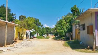 Tipik ve renkli paradisiacal cadde, evleri, daireleri restoranları, restoranları, hurda ağaçlarını, doğayı ve ormanı, Puerto Escondido Oaxaca Meksika 'da..