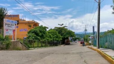 Yoğun karayolu otoyolu trafiği trafik sıkışıklığı ve Zicatela Puerto Escondido Oaxaca Meksika 'da yerler.
