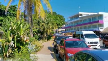 Tipik renkli turist caddesi yolu ve şehir arabalarıyla kaldırım oteller, restoranlar ve Zicatela Mexico 'daki insanlar..