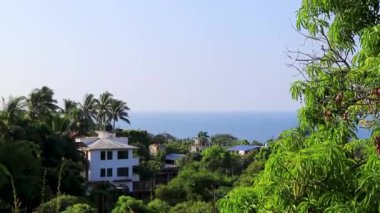 Zicatela Puerto Escondido Oaxaca Meksika 'daki Pasifik Okyanusu ve tropikal orman manzarası.