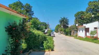 Tipik ve renkli paradisiacal cadde, evleri, daireleri restoranları, restoranları, hurda ağaçlarını, doğayı ve ormanı, Puerto Escondido Oaxaca Meksika 'da..