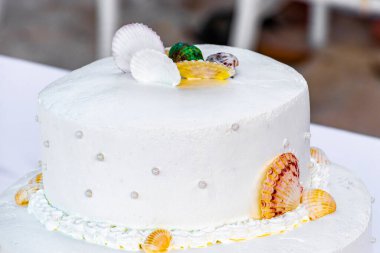 Playa del Carmen Quintana Roo Meksika 'da deniz kabuklarıyla süslenmiş beyaz düğün pastası..