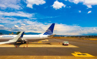 Rio Segundo Alajuela Kosta Rika 'daki uçak pisti ve şehir dağları manzaralı..