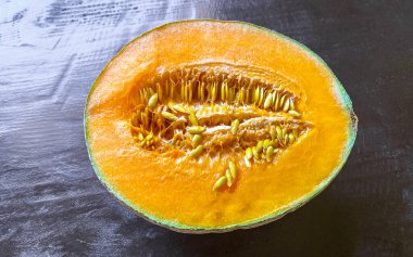 Playa del Carmen Quintana Roo Meksika 'da tahta bir masada yarım bir kavun..