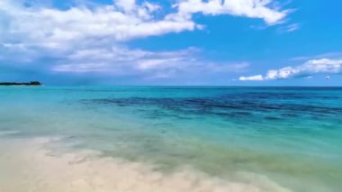 Playa del Carmen Mexico 'da turkuaz mavi su dalgalarıyla inanılmaz tropikal Meksika Karayip plajı ve deniz manzarası manzarası..