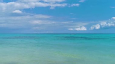 Playa del Carmen Meksika 'da berrak turkuaz mavi su dalgalarıyla inanılmaz tropik Meksika Karayip plajı ve deniz manzarası deniz manzarası manzarası.