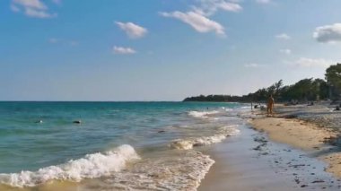 Çok eğlenceli insanlarla dolu tropik Meksika Karayip plajı ve denizi Playa del Carmen Meksika 'da güneş şemsiyesi turkuaz su..