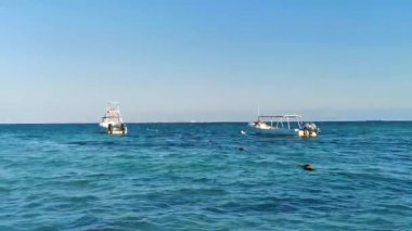 Tekne yatları, Playa del Carmen Mexico 'daki tropikal Meksika sahili panorama manzarası ve turkuaz mavi sularında Katamaran feribot iskelesi iskelesi ve limanı..