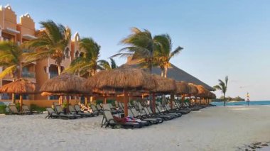 Playa del Carmen Quintana Roo Mexico 'daki Karayipler' deki büyük tatil ve otel kompleksi deniz ve palmiye ağaçları.