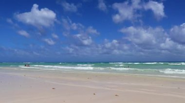 Playa del Carmen Mexico 'da turkuaz mavi su dalgalarıyla inanılmaz tropikal Meksika Karayip plajı ve deniz manzarası manzarası..