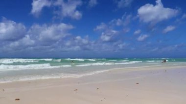 Playa del Carmen Mexico 'da turkuaz mavi su dalgalarıyla inanılmaz tropikal Meksika Karayip plajı ve deniz manzarası manzarası..