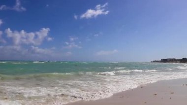 Playa del Carmen Mexico 'da turkuaz mavi su dalgalarıyla inanılmaz tropikal Meksika Karayip plajı ve deniz manzarası manzarası..