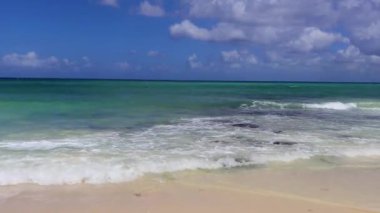 Playa del Carmen Mexico 'da turkuaz mavi su dalgalarıyla inanılmaz tropikal Meksika Karayip plajı ve deniz manzarası manzarası..