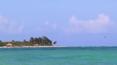 Playa del Carmen Mexico 'da turkuaz mavi su dalgalarıyla inanılmaz tropikal Meksika Karayip plajı ve deniz manzarası manzarası..