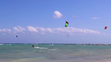 Playa del Carmen Quintana Roo Meksika 04. Nisan 2021 Uçurtma sörfü gibi su sporları Playa del Carmen Mexico 'daki tropik Meksika plajında wakeboard yapıyor..