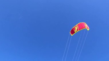 Playa del Carmen Quintana Roo Meksika 04. Nisan 2021 Uçurtma sörfü gibi su sporları Playa del Carmen Mexico 'daki tropik Meksika plajında wakeboard yapıyor..