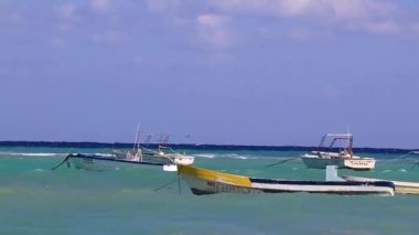 Tekne yatları, Playa del Carmen Mexico 'daki tropikal Meksika sahili panorama manzarası ve turkuaz mavi sularında Katamaran feribot iskelesi iskelesi ve limanı..